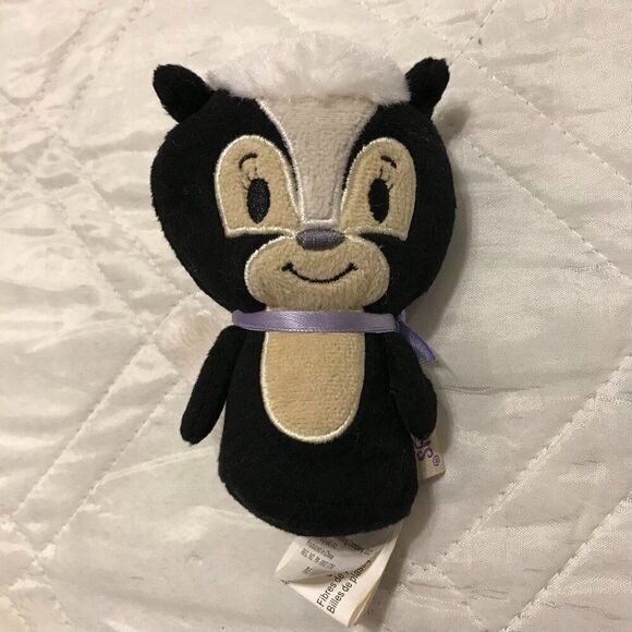 2014 Hallmark Disney Bambie the Skunk Flower‎ Itty Bitty plush - Picture 1 of 3